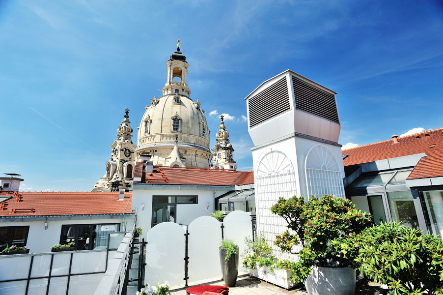 Dachgarten mit Frauenkirche im Hintergrund